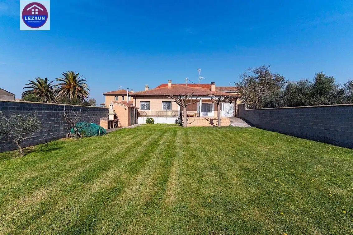 Garden of Houses for sale in Marcilla  with Private garden and Furnished