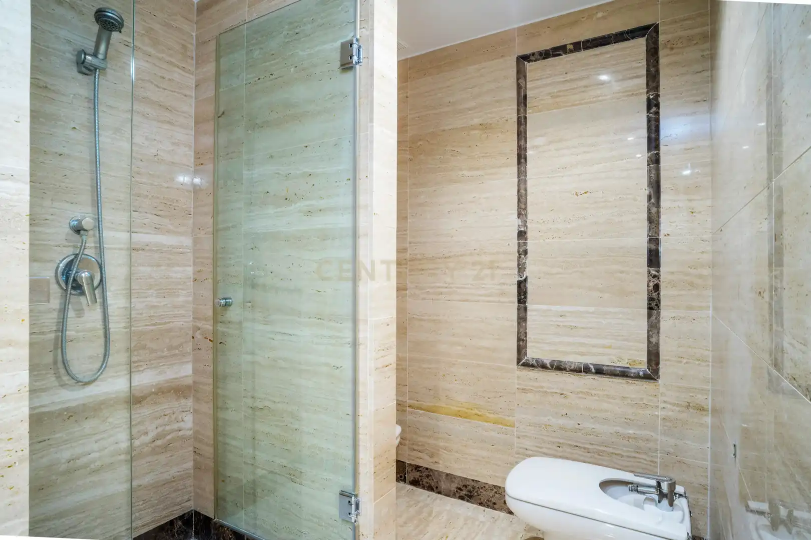 Badezimmer von Wohnungen zum Verkauf in Marbella mit Klimaanlage, Privatgarten und Ofen