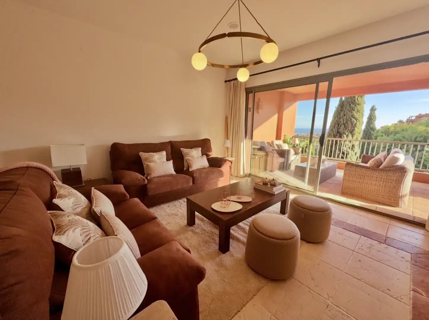 Sala d'estar de Apartament de lloguer en Benahavís amb Aire condicionat, Calefacció i Terrassa