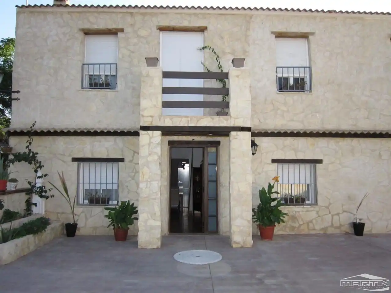 Vista exterior de Casa o xalet en venda en Cabra amb Terrassa, Traster i Piscina