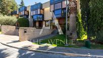 Vista exterior de Casa adosada en venda en Boadilla del Monte amb Aire condicionat, Calefacció i Jardí privat