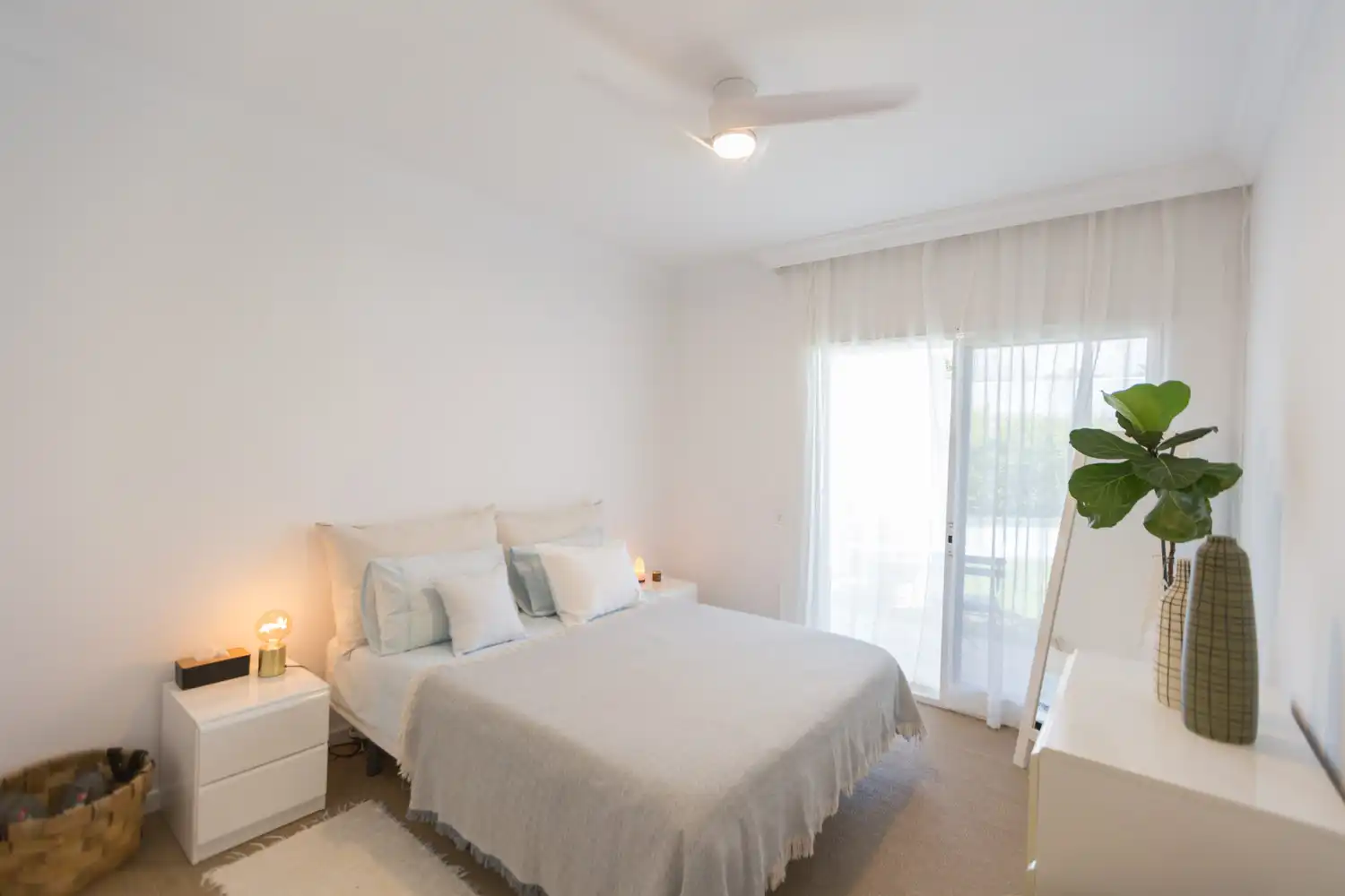 Schlafzimmer von Wohnungen zum Verkauf in Marbella mit Klimaanlage, Privatgarten und Terrasse