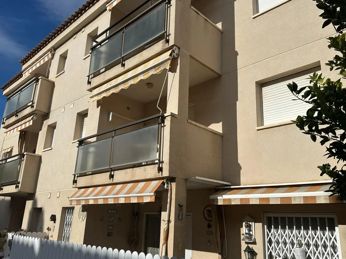 Außenansicht von Wohnungen zum Verkauf in Torredembarra mit Privatgarten, Terrasse und Balkon