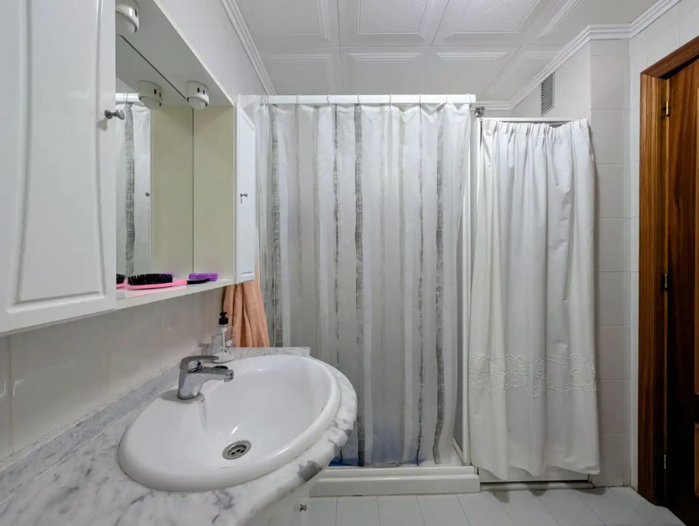 Bathroom of Flat for sale in Loja  with Air Conditioner, Heating and Storage room