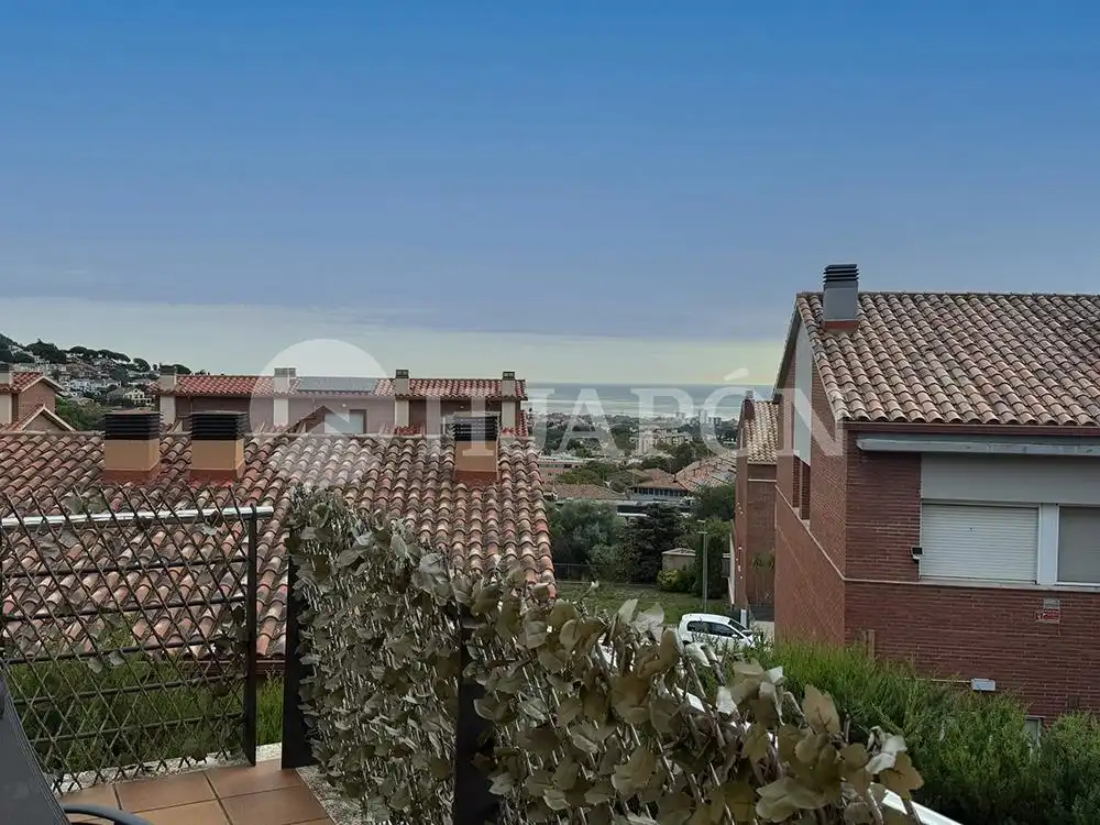 Vista exterior de Casa adosada en venda en Vilassar de Dalt amb Aire condicionat, Calefacció i Jardí privat