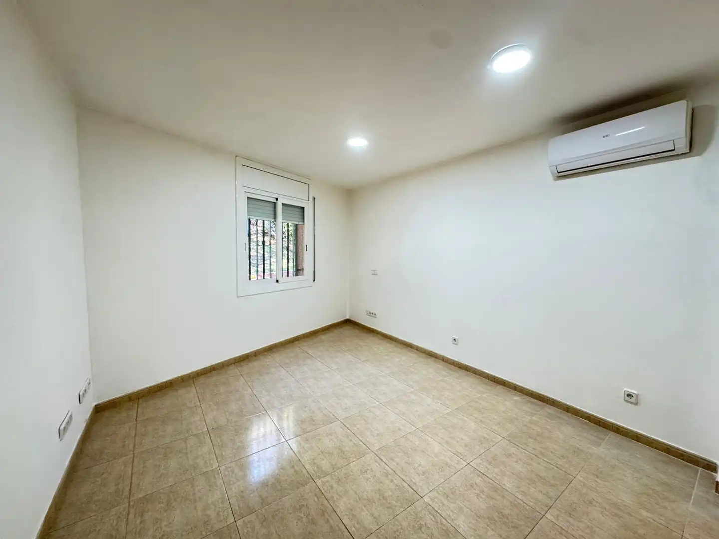 Flat for sale in Canovelles  with Air Conditioner and Oven