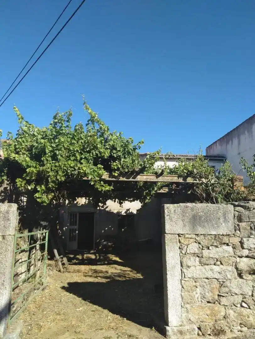 Vista exterior de Planta baixa en venda en Peromingo amb Jardí privat