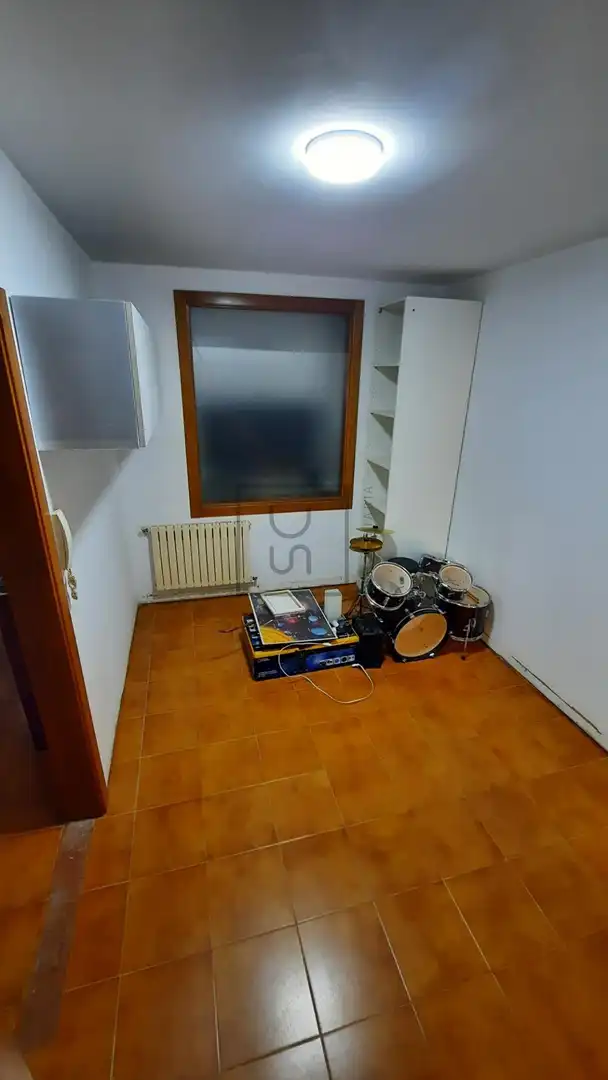 Einfamilien-Reihenhaus zum Verkauf in Neda mit Heizung, Privatgarten und Alarm