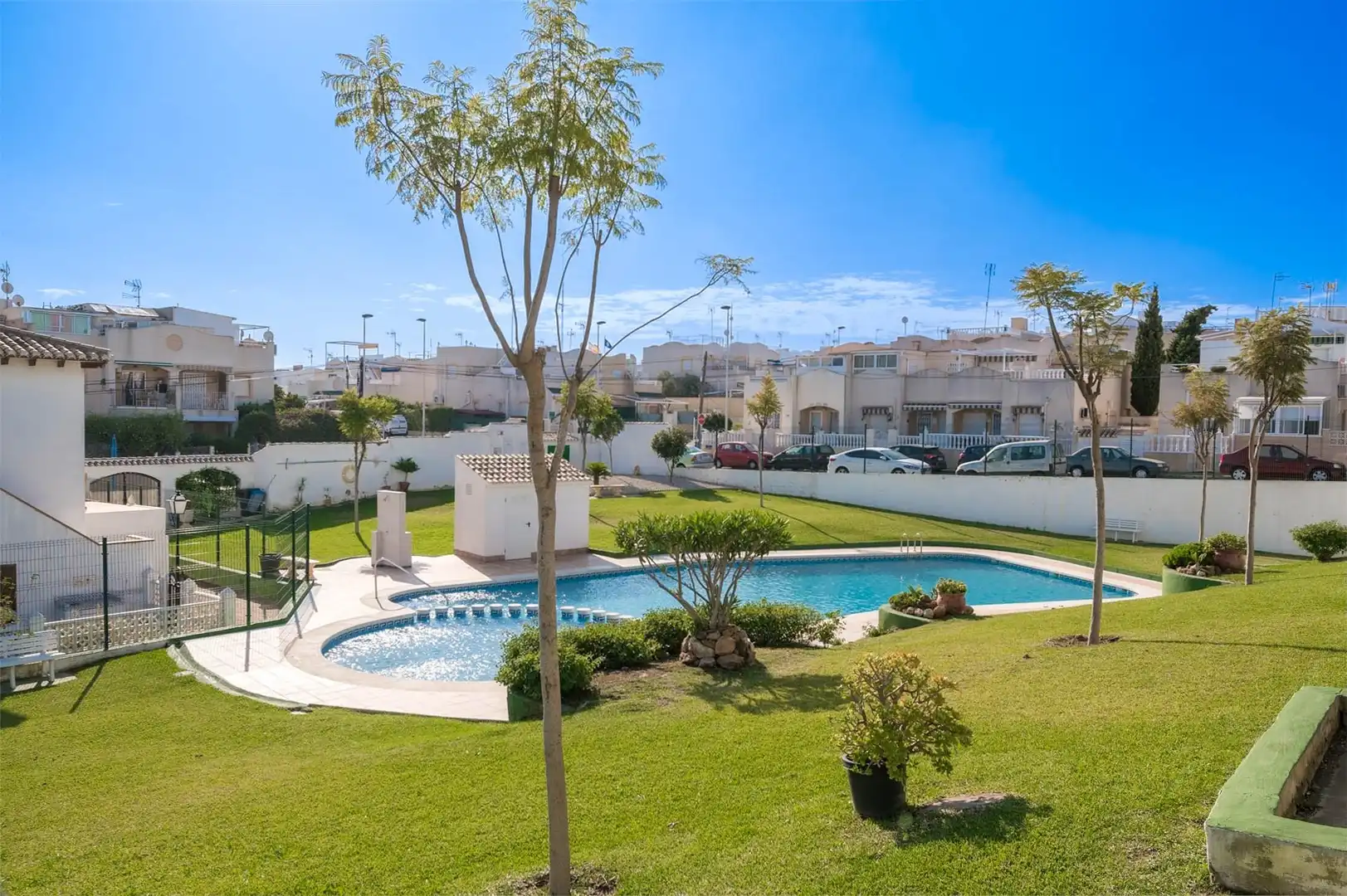 Garten von Einfamilien-Reihenhaus zum Verkauf in Torrevieja mit Klimaanlage, Privatgarten und Terrasse