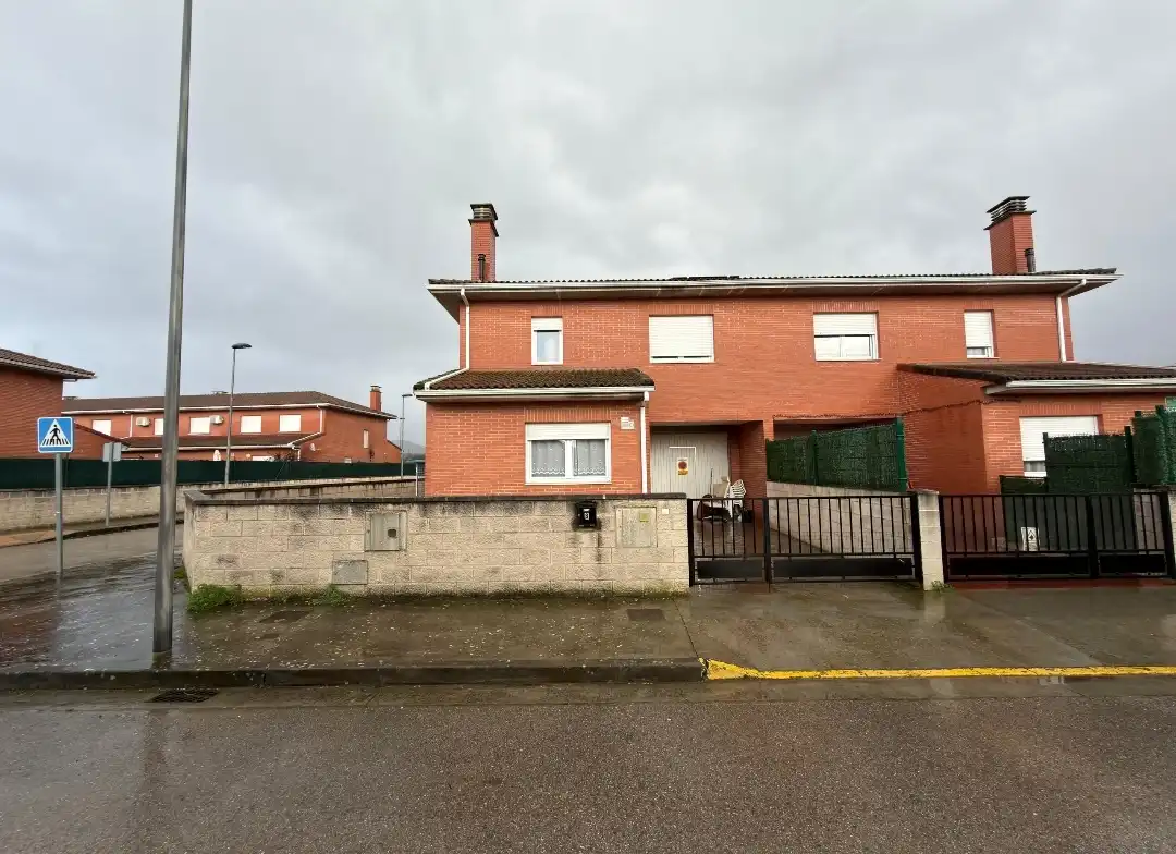 Vista exterior de Casa o xalet en venda en Ponferrada amb Calefacció, Jardí privat i Moblat