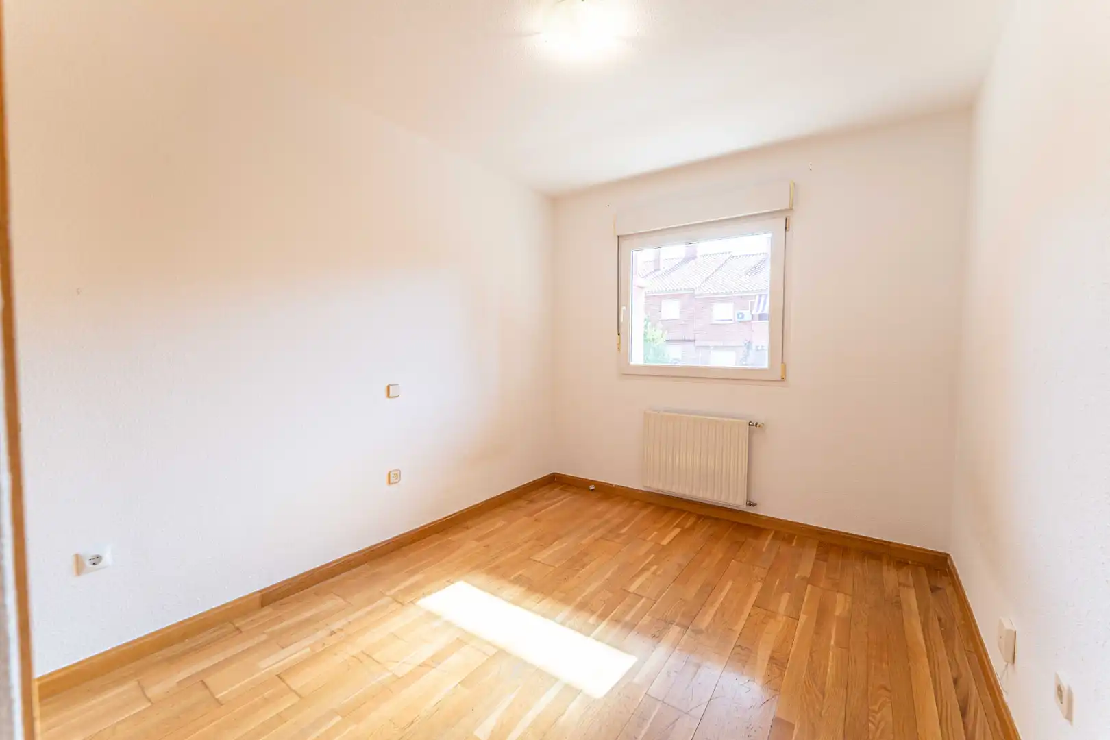 Habitación de Casa adosada en venta en Las Rozas de Madrid con Calefacción, Jardín privado y Parquet