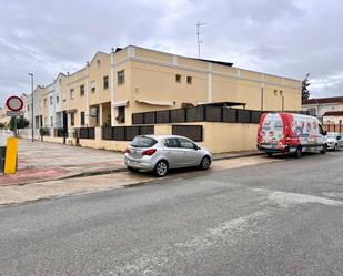 Vista exterior de Casa adosada en venda en Utrera amb Aire condicionat, Calefacció i Terrassa