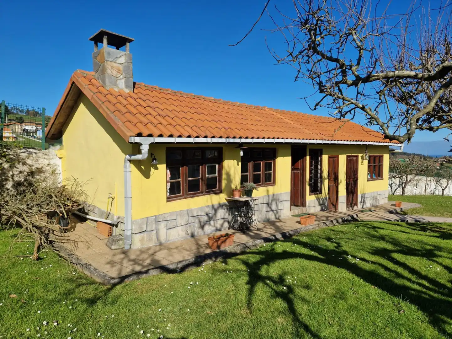 Vista exterior de Casa o xalet en venda en Castrillón amb Calefacció, Terrassa i Traster