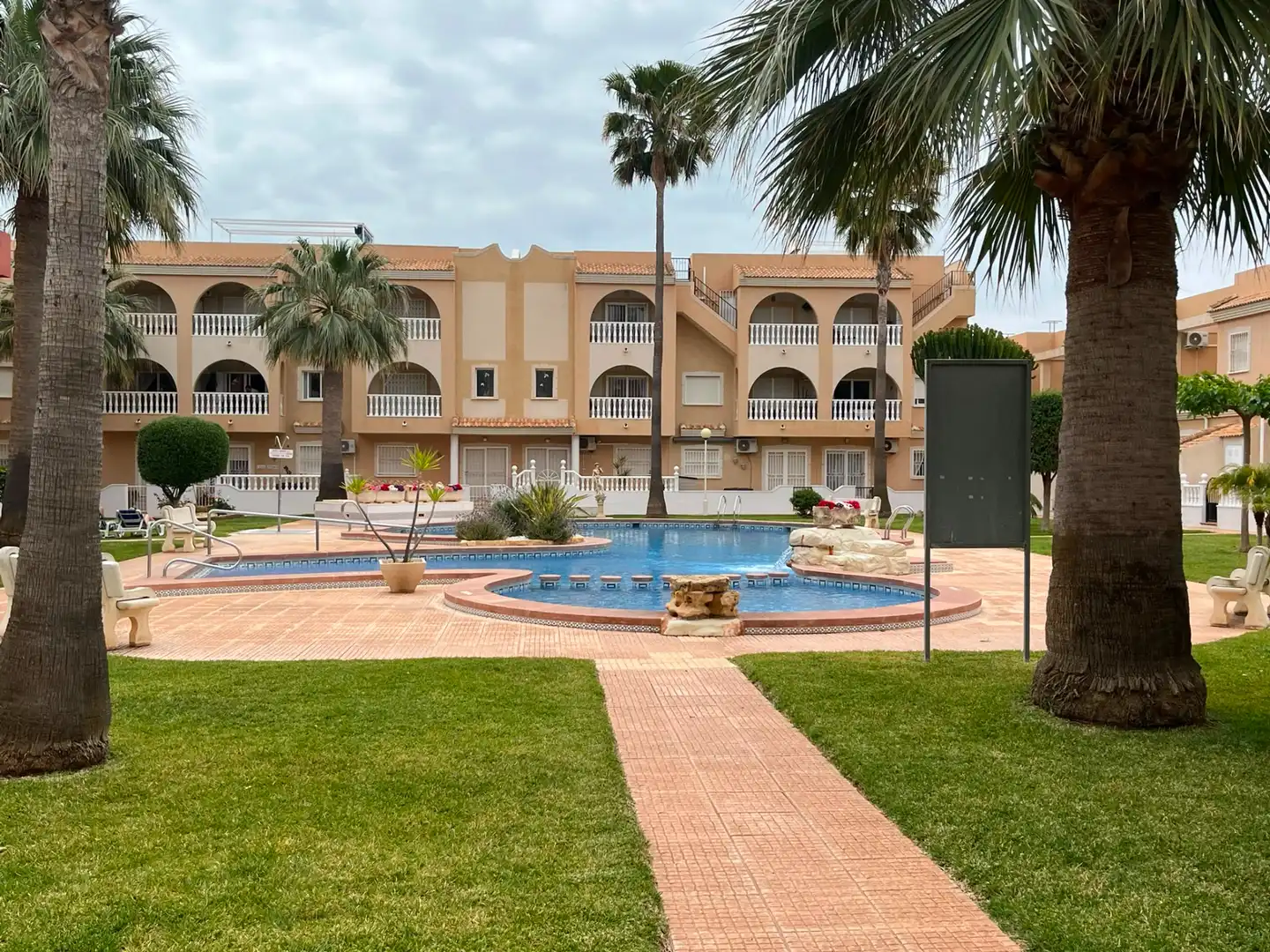Vista exterior de Casa adosada en venta en Los Alcázares con Aire acondicionado, Jardín privado y Terraza