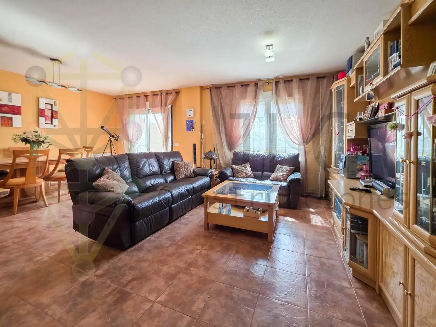 Sala de estar de Casa adosada en venta en El Casar con Calefacción y Piscina comunitaria