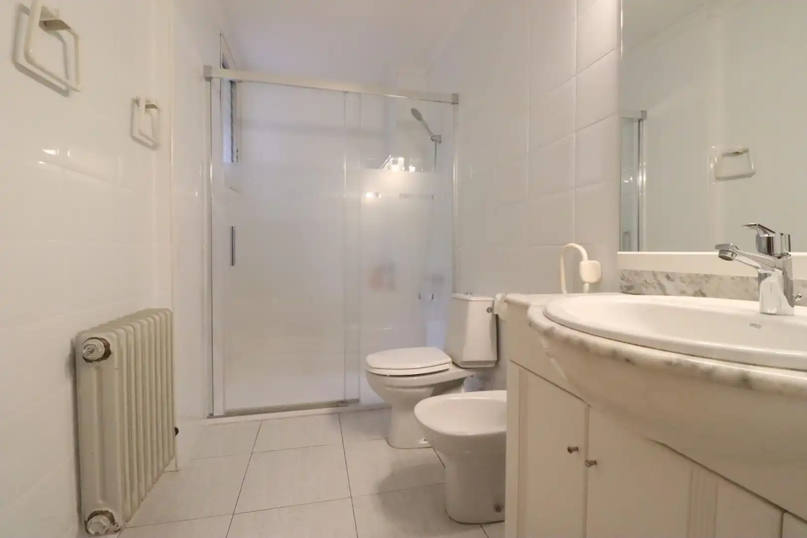 Badezimmer von Erdgeschoss zum Verkauf in Sabadell mit Klimaanlage, Heizung und Terrasse