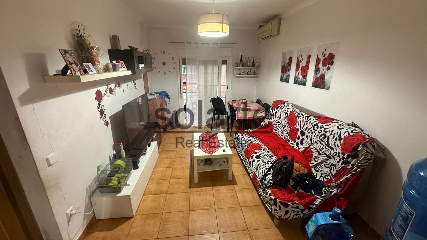 Sala d'estar de Pis en venda en L'Hospitalet de Llobregat amb Parquet