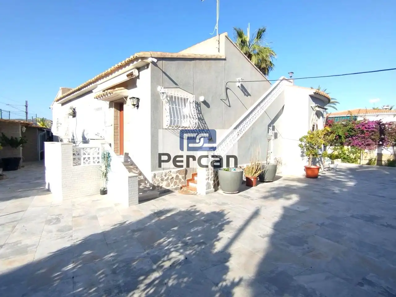 Vista exterior de Casa o xalet en venda en El Campello amb Aire condicionat, Jardí privat i Terrassa