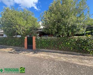 Vista exterior de Finca rústica en venda en Piedrabuena amb Jardí privat i Piscina comunitària