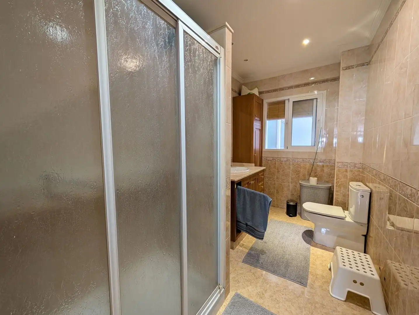 Baño de Apartamento de alquiler en Estepona con Aire acondicionado, Calefacción y Terraza