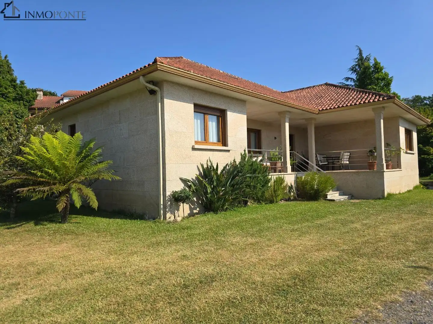 Vista exterior de Casa o xalet en venda en Pontevedra Capital  amb Calefacció, Jardí privat i Terrassa