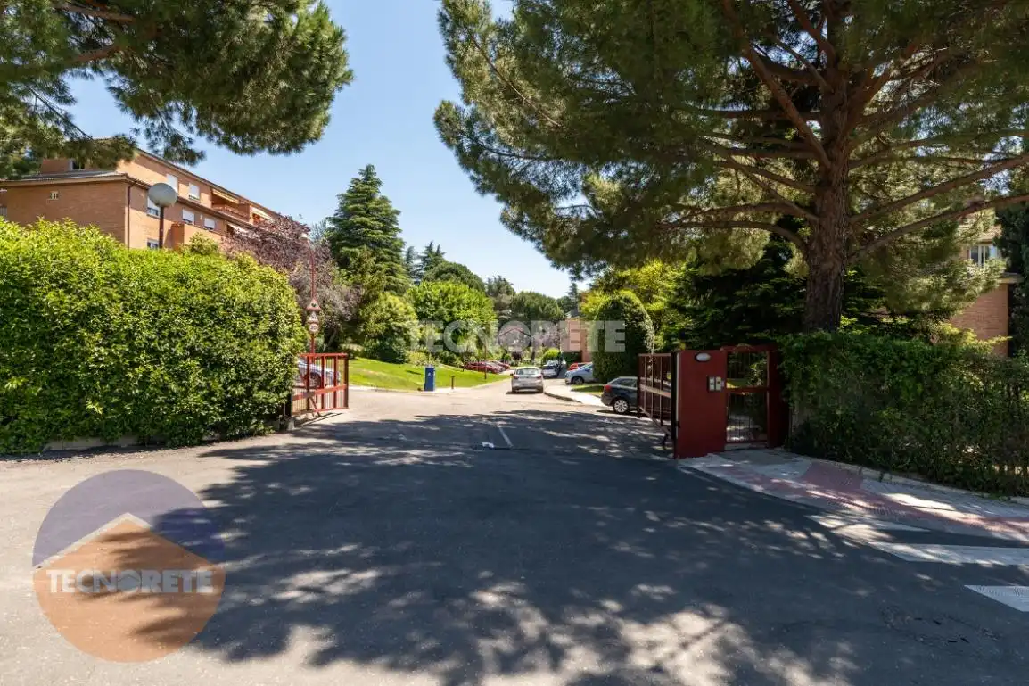 Vista exterior de Pis de lloguer en Majadahonda amb Calefacció, Terrassa i Piscina comunitària