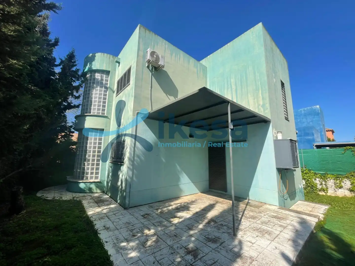 Vista exterior de Casa o xalet en venda en Espartinas amb Jardí privat, Piscina i Piscina comunitària