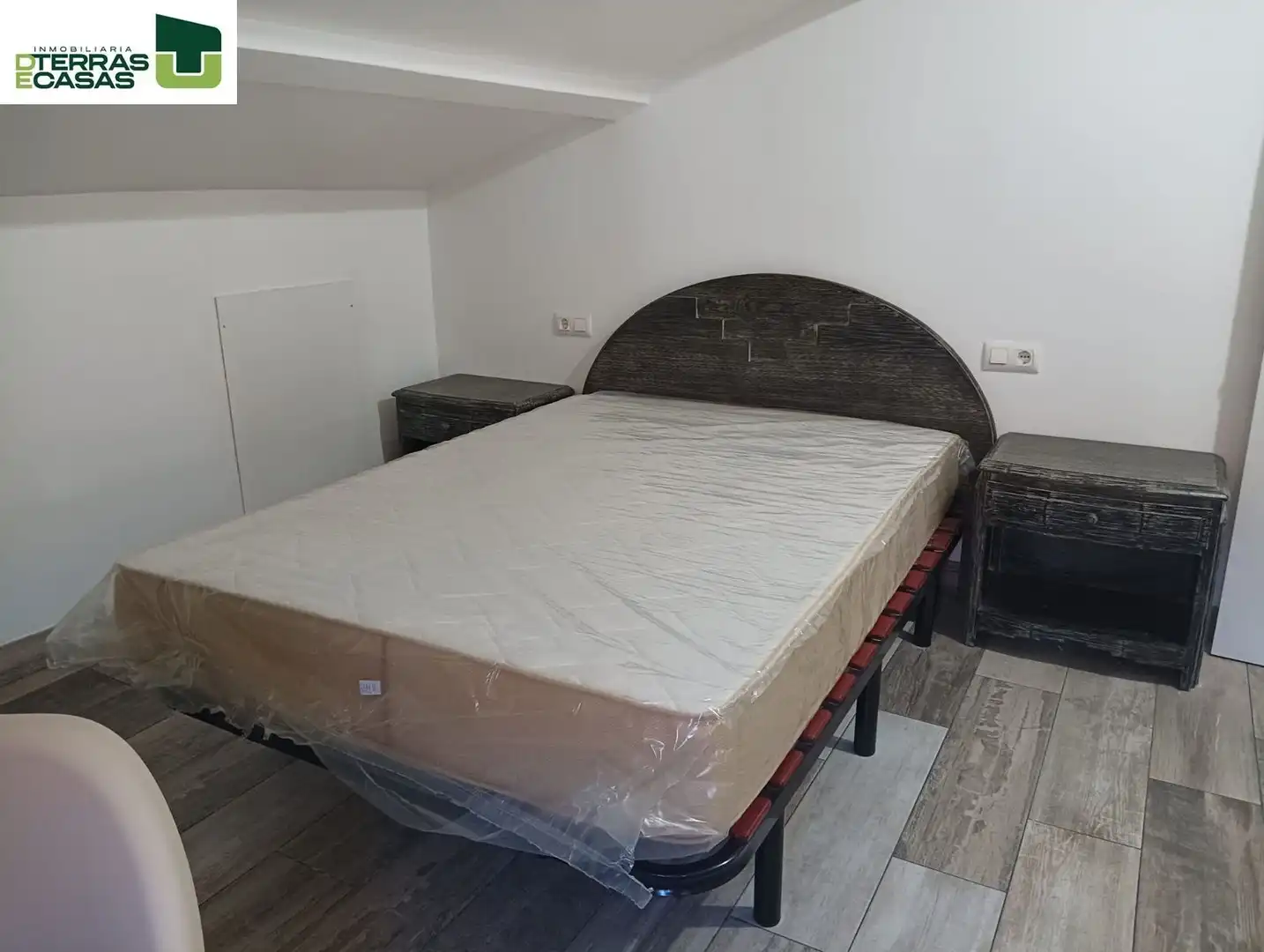 Habitación de Ático para compartir en Pontevedra Capital  con Calefacción, Terraza y Amueblado