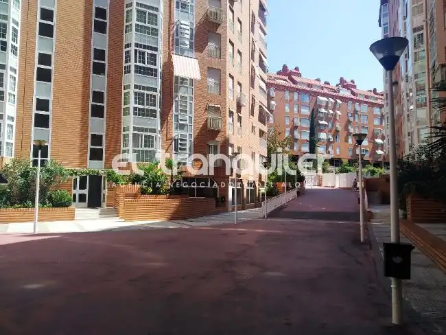 Außenansicht von Wohnung zur Miete in Madrid mit Parkett, Schwimmbad und Möbliert