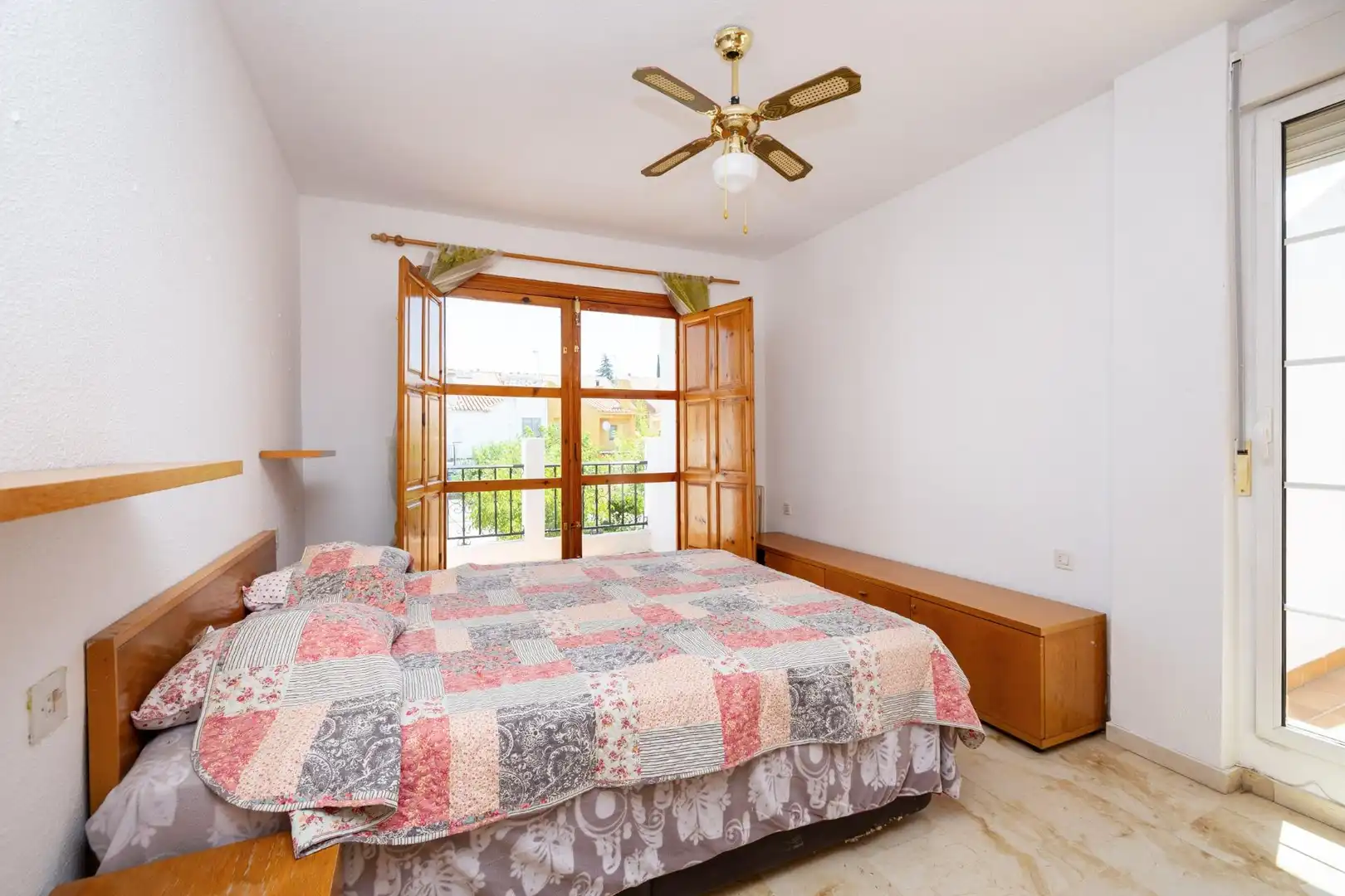 Habitación de Casa adosada en venta en Granada con Calefacción, Jardín privado y Terraza
