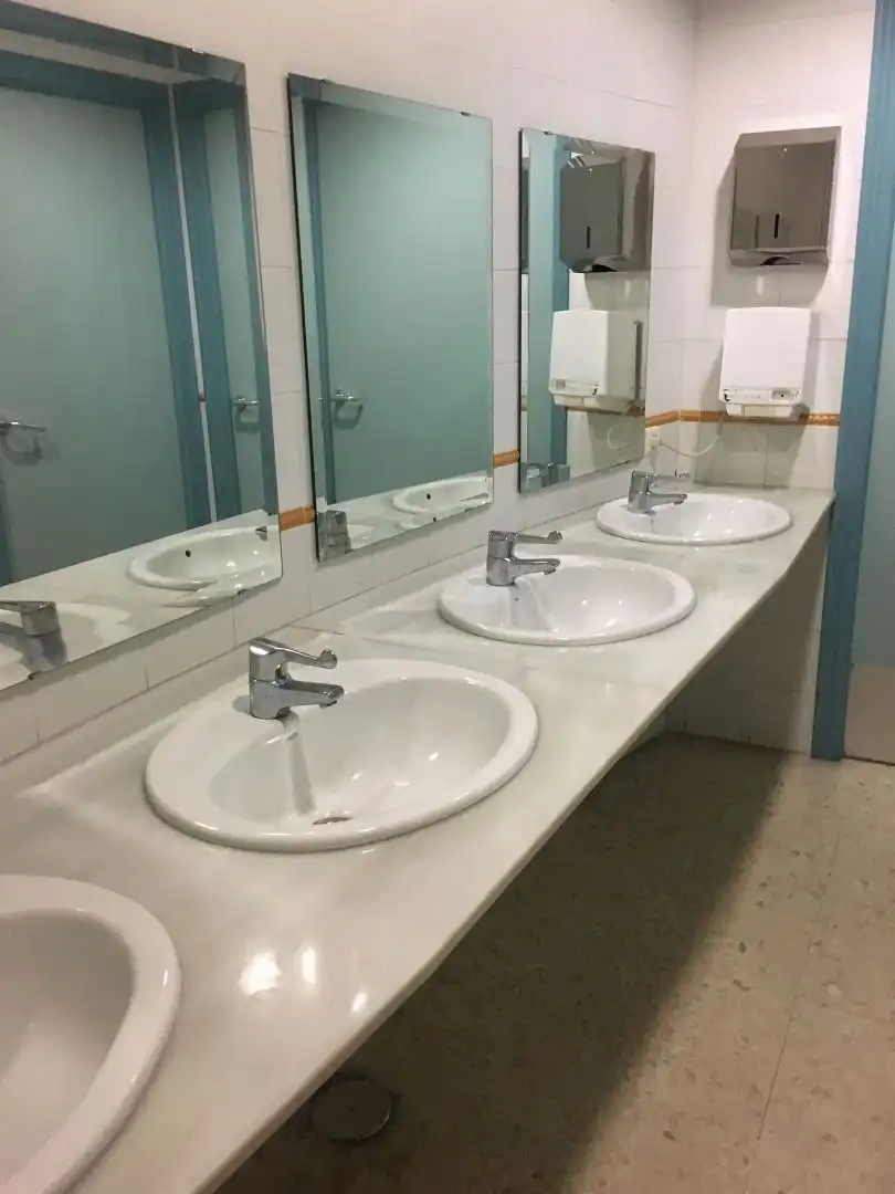 Badezimmer von Geschaftsraum zum Verkauf in Sevilla mit Klimaanlage