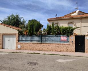 Exterior view of Single-family semi-detached for sale in Corral de Almaguer  with Heating, Parquet flooring and Swimming Pool