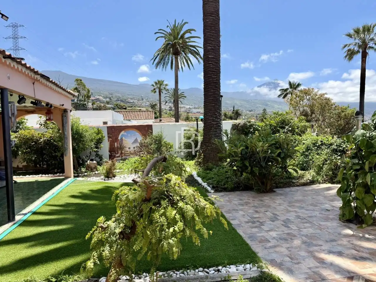 Vista exterior de Casa o xalet en venda en La Orotava amb Jardí privat, Piscina i Moblat