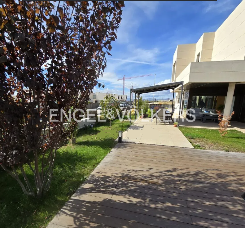 Exterior view of House or chalet for sale in Majadahonda  with Heating, Private garden and Parquet flooring