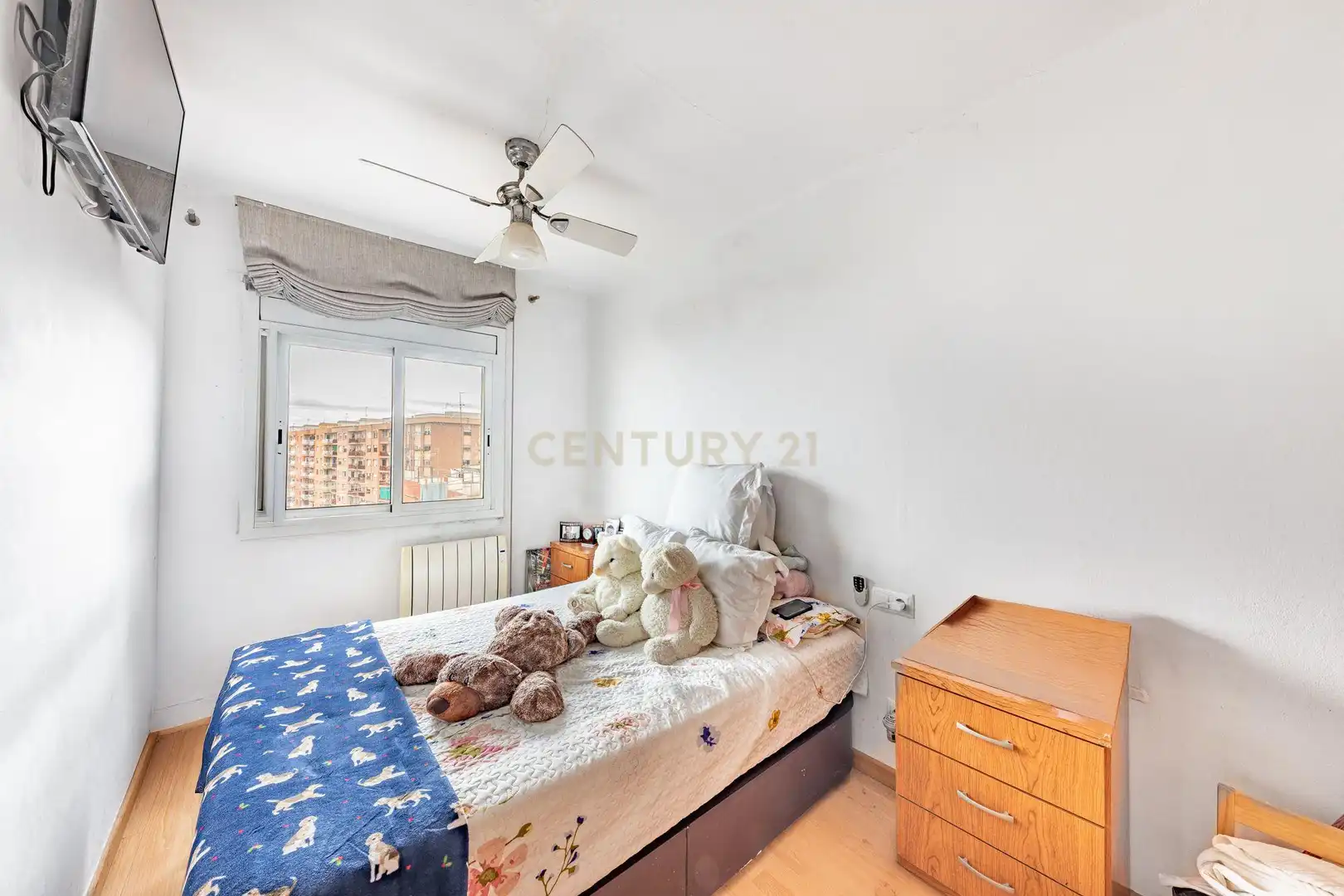 Dormitori de Apartament en venda en Badalona amb Aire condicionat i Balcó