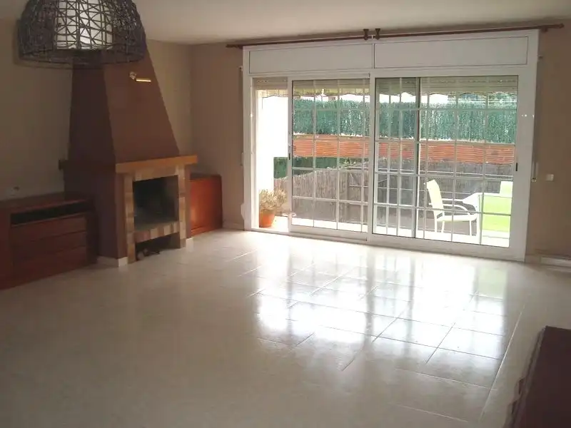 Sala de estar de Casa adosada en venta en Llinars del Vallès con Calefacción, Jardín privado y Horno