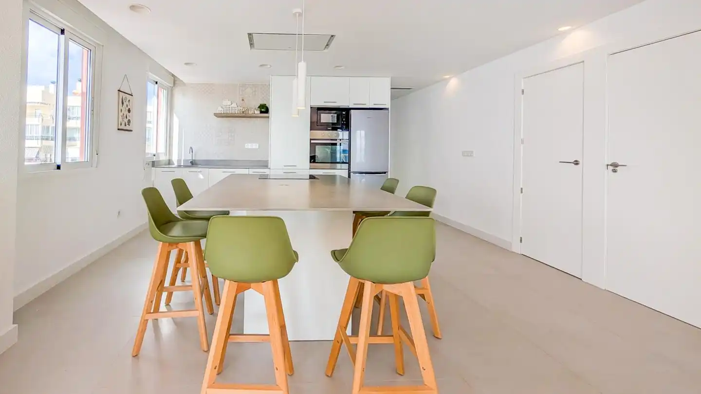 Küche von Wohnung zum Verkauf in Santa Pola mit Klimaanlage und Terrasse