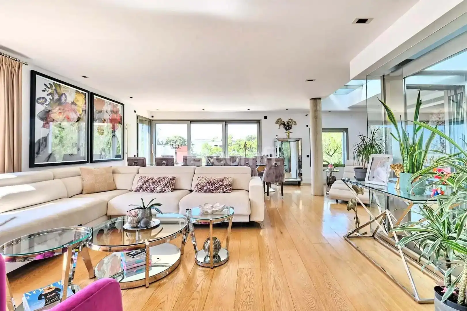 Wohnzimmer von Einfamilien-Reihenhaus zum Verkauf in Barcelona mit Klimaanlage, Heizung und Terrasse