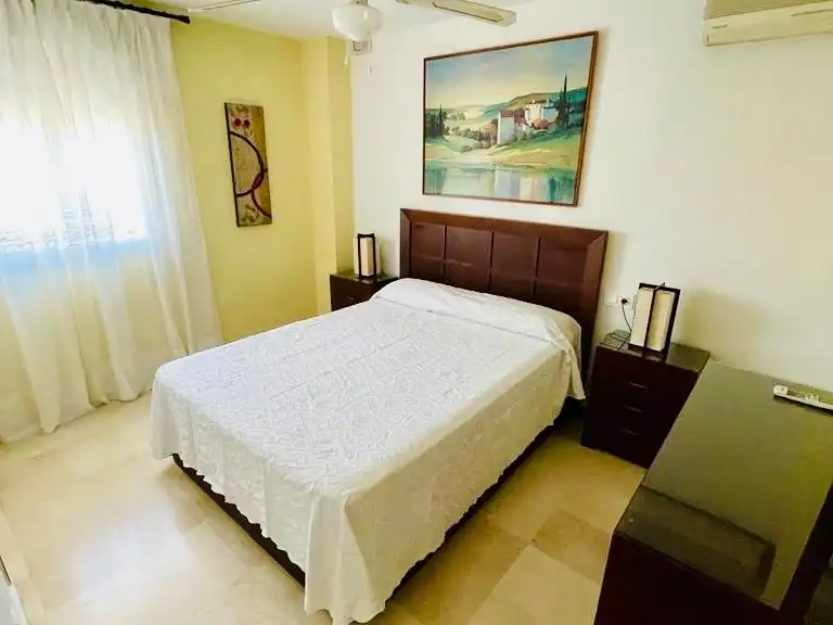 Dormitori de Casa o xalet de lloguer en Mairena del Aljarafe amb Aire condicionat, Jardí privat i Piscina