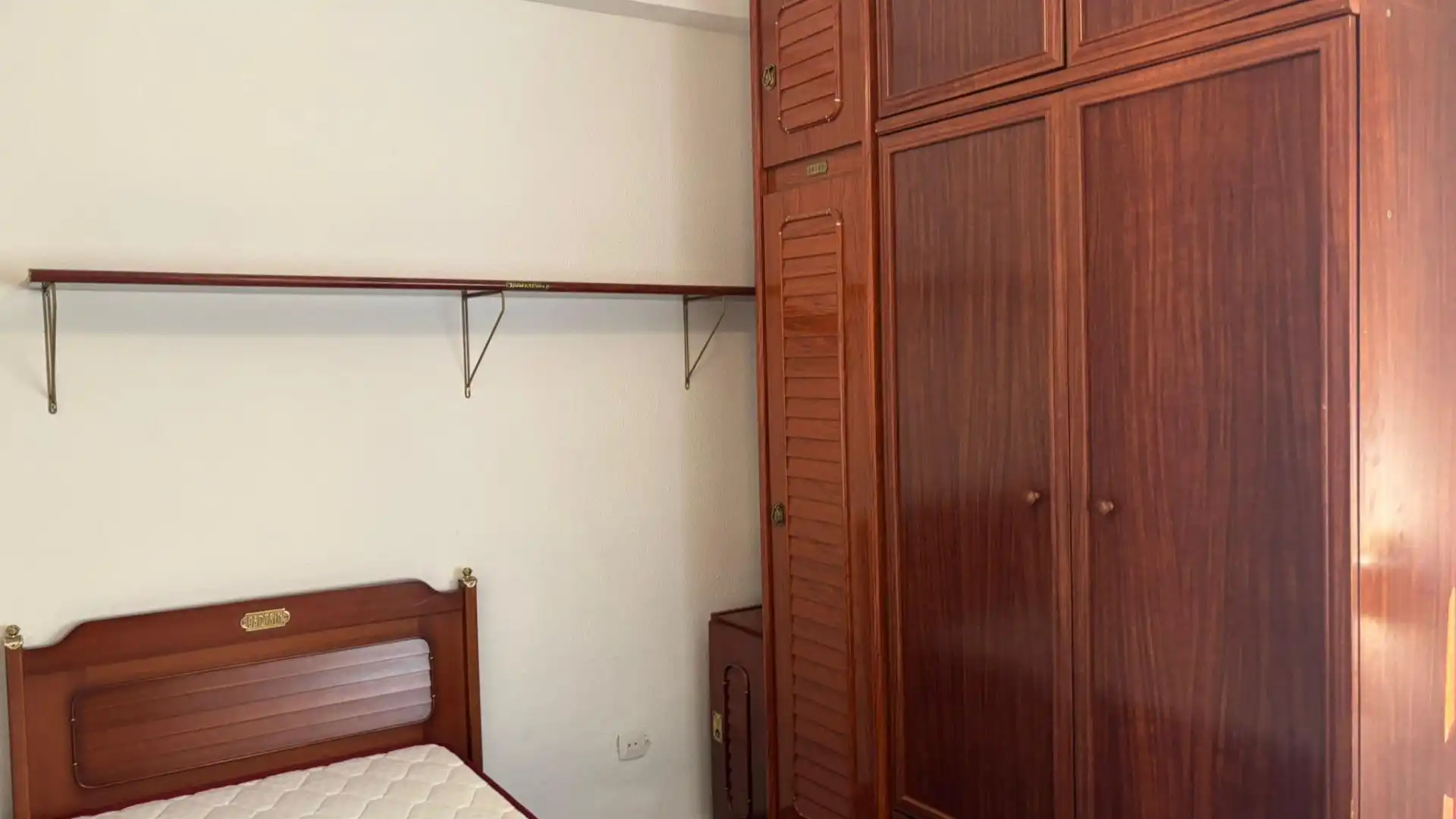 Room in Calle LOZOYA, El Plantinar – Avda. La Paz - El Juncal