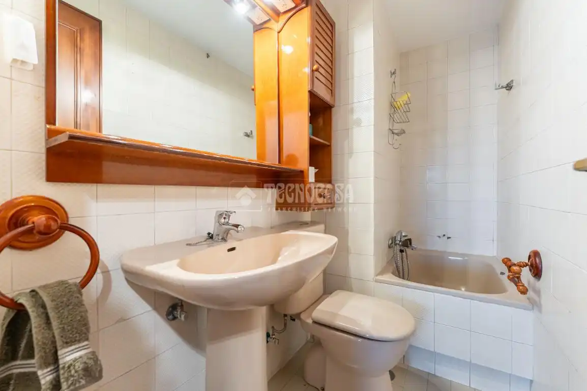 Baño de Piso en venta en Madrid con Aire acondicionado, Calefacción y Piscina comunitaria