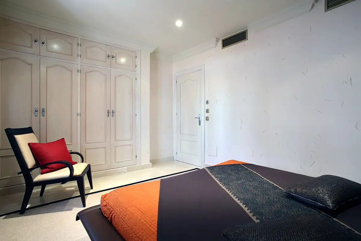 Schlafzimmer von Erdgeschoss zur Miete in Marbella mit Klimaanlage, Terrasse und Schwimmbad