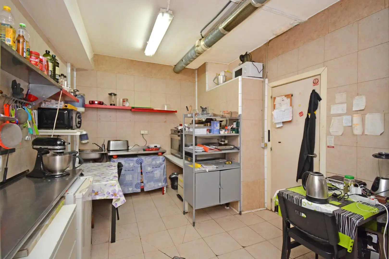 Cuina de Local de lloguer en Zaragoza amb Aire condicionat i Moblat