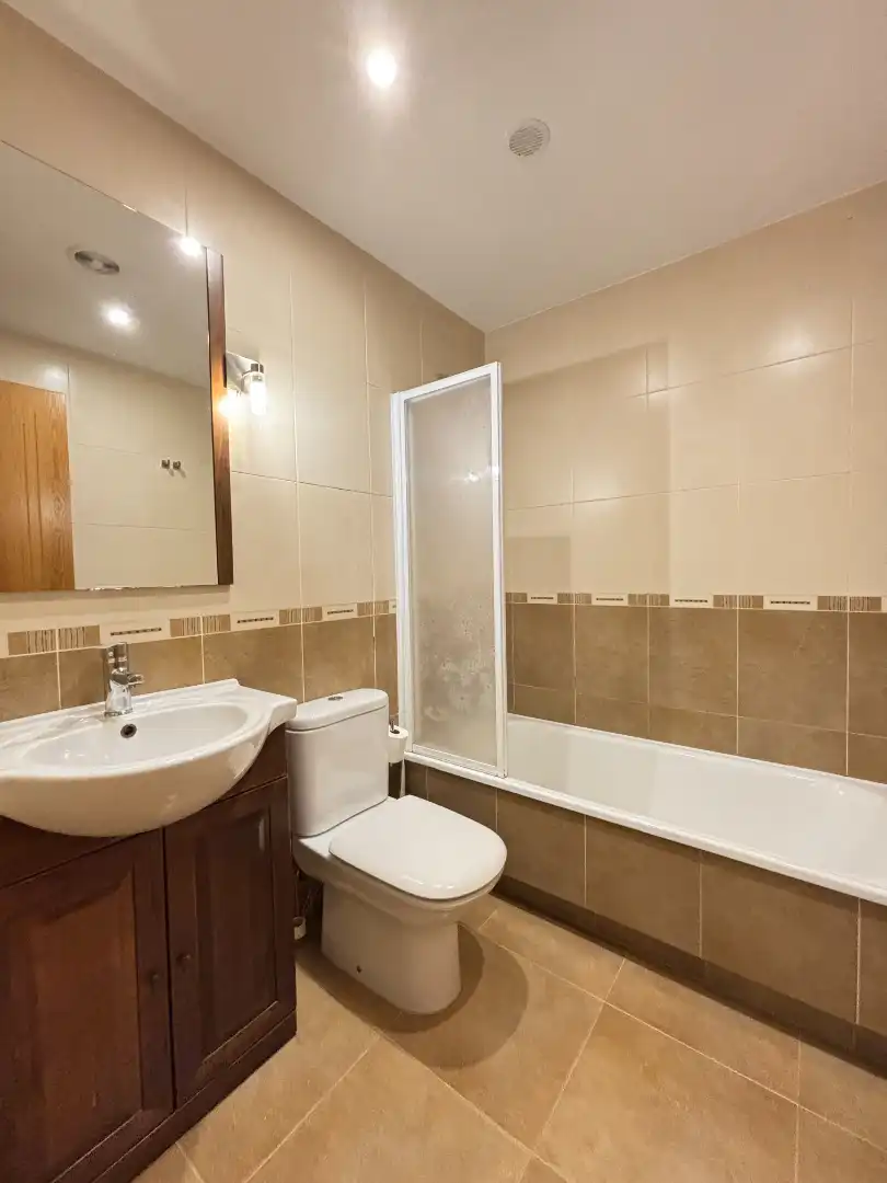 Badezimmer von Wohnungen zum Verkauf in Santiago de Compostela  mit Heizung, Abstellraum und Möbliert