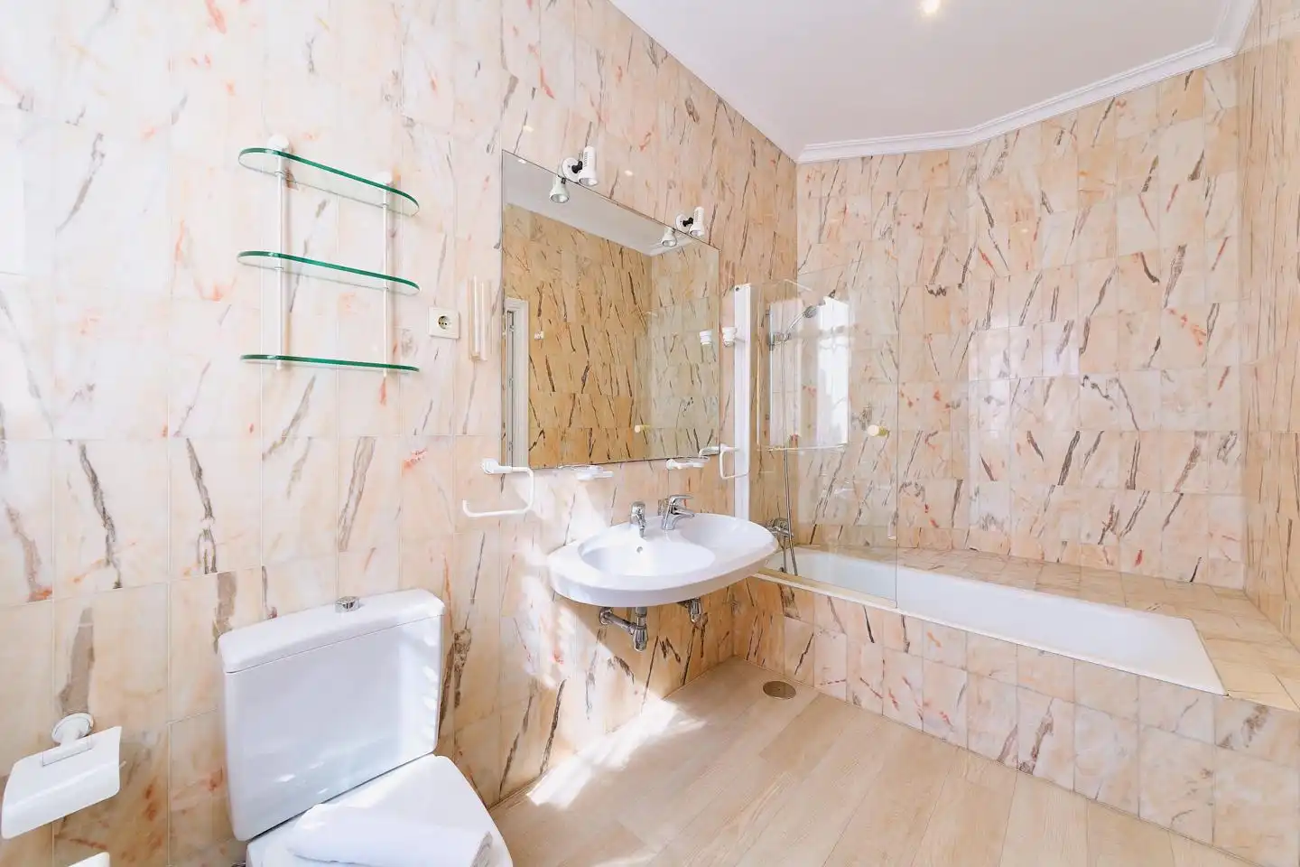 Badezimmer von Erdgeschoss zur Miete in Málaga mit Klimaanlage, Heizung und Möbliert