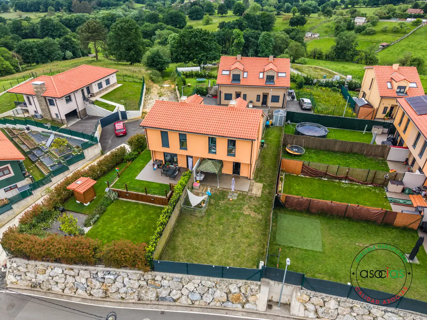 Einfamilien-Reihenhaus zum Verkauf in Siero mit Heizung, Privatgarten und Abstellraum
