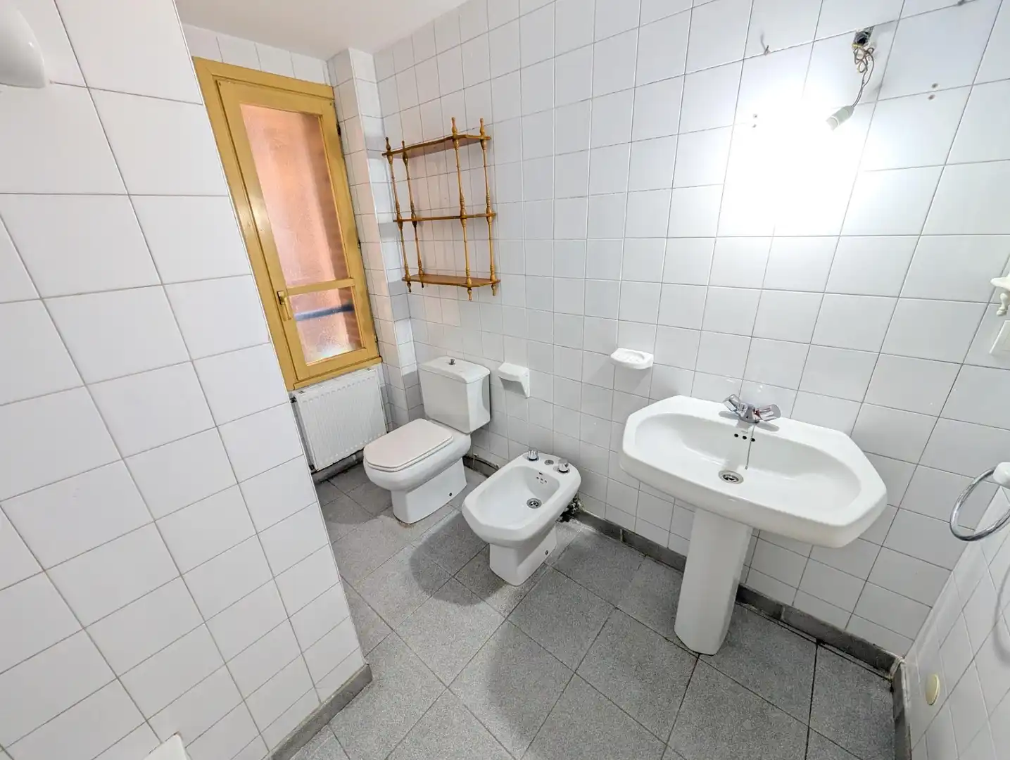 Bany de Pis en venda en Oviedo  amb Calefacció i Terrassa