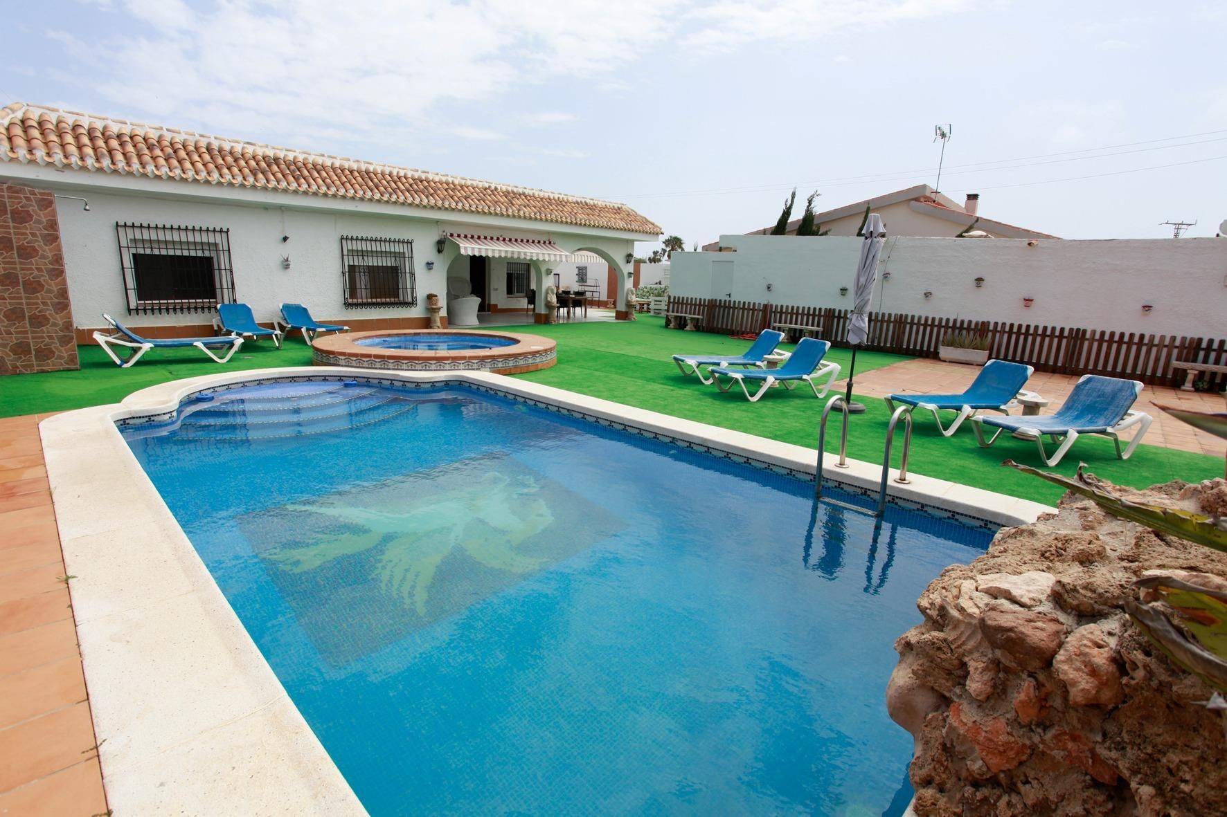 Piscina de Casa o xalet en venda en La Manga del Mar Menor amb Aire condicionat, Jardí privat i Terrassa