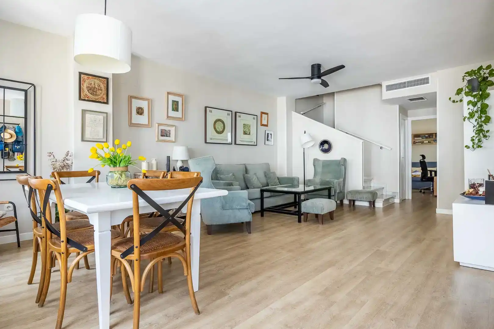 Sala d'estar de Dúplex en venda en  Sevilla Capital amb Aire condicionat