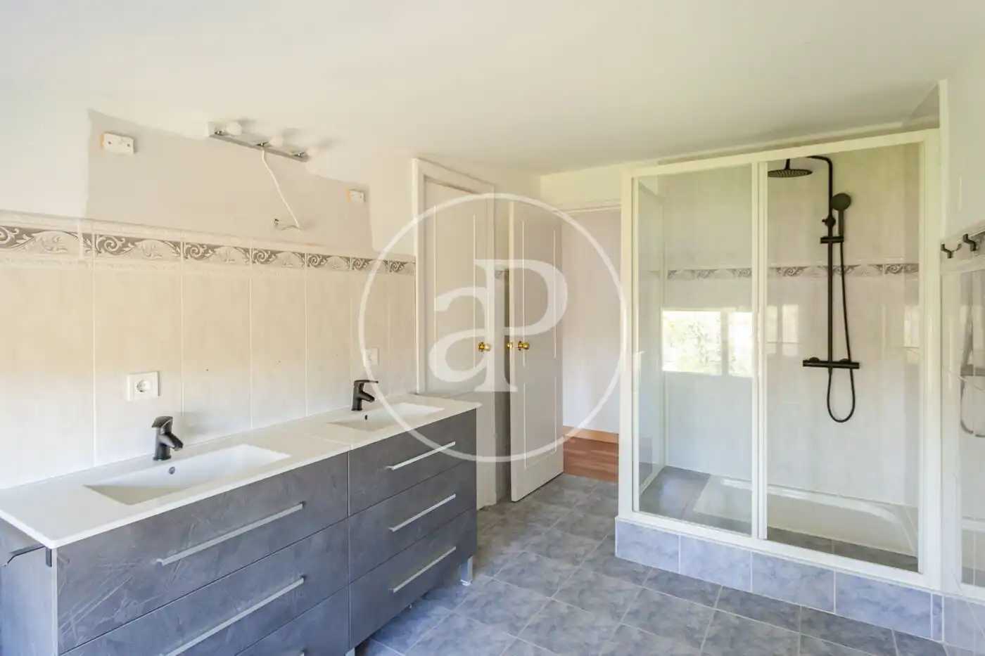 Bathroom of Houses for sale in Villanueva de la Cañada  with Air Conditioner, Heating and Private garden